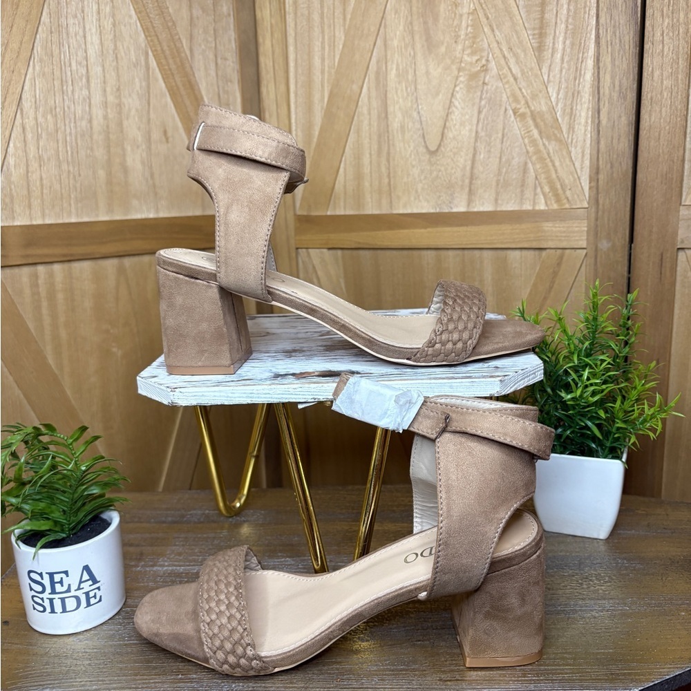 Dodo Elegant Tan Block Heel Sandals NWOT Women’s Size 10